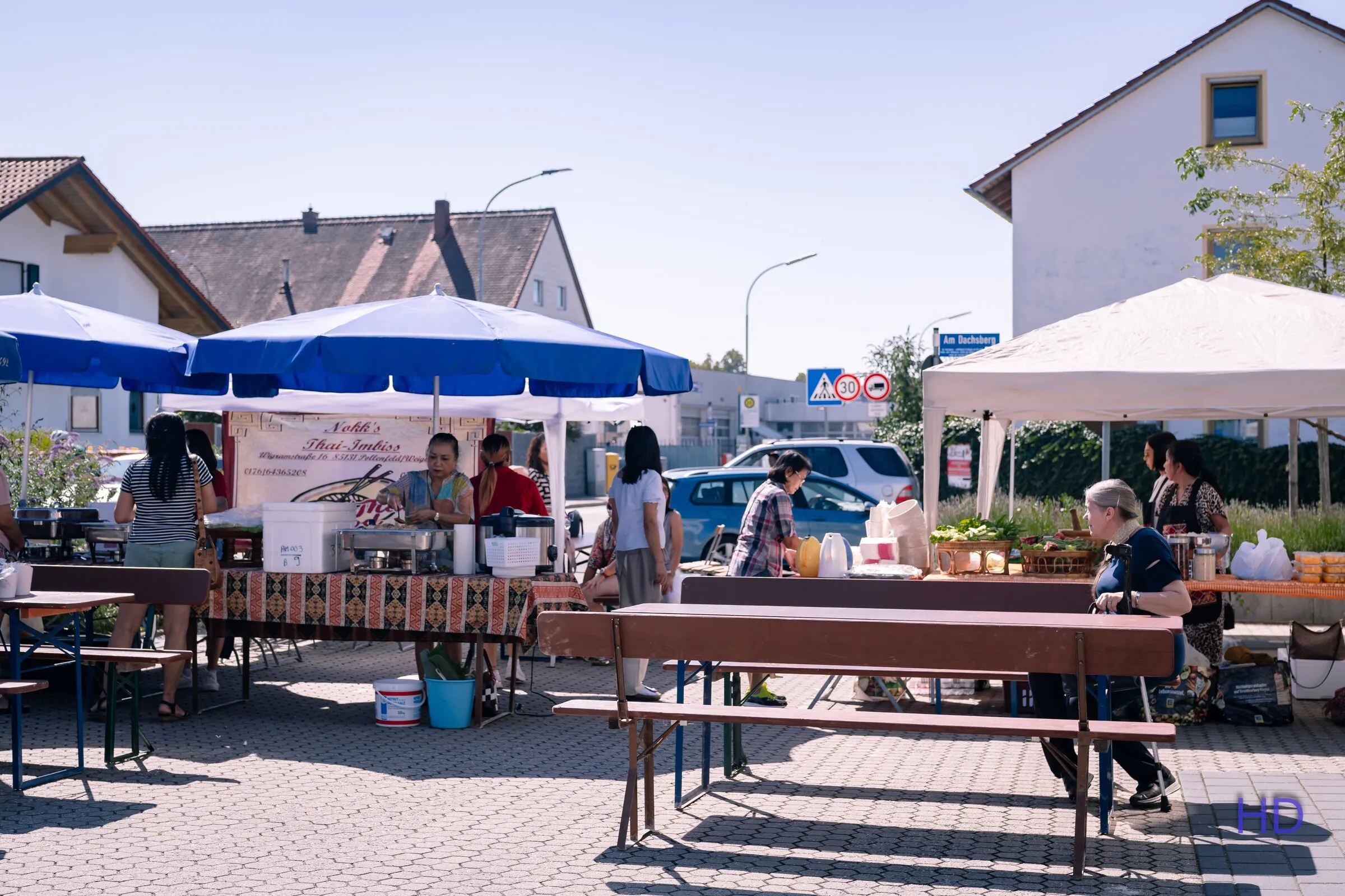 Marktstände und Sitzbänke beim Jubiläumstag am Dachsberg in Ingolstadt