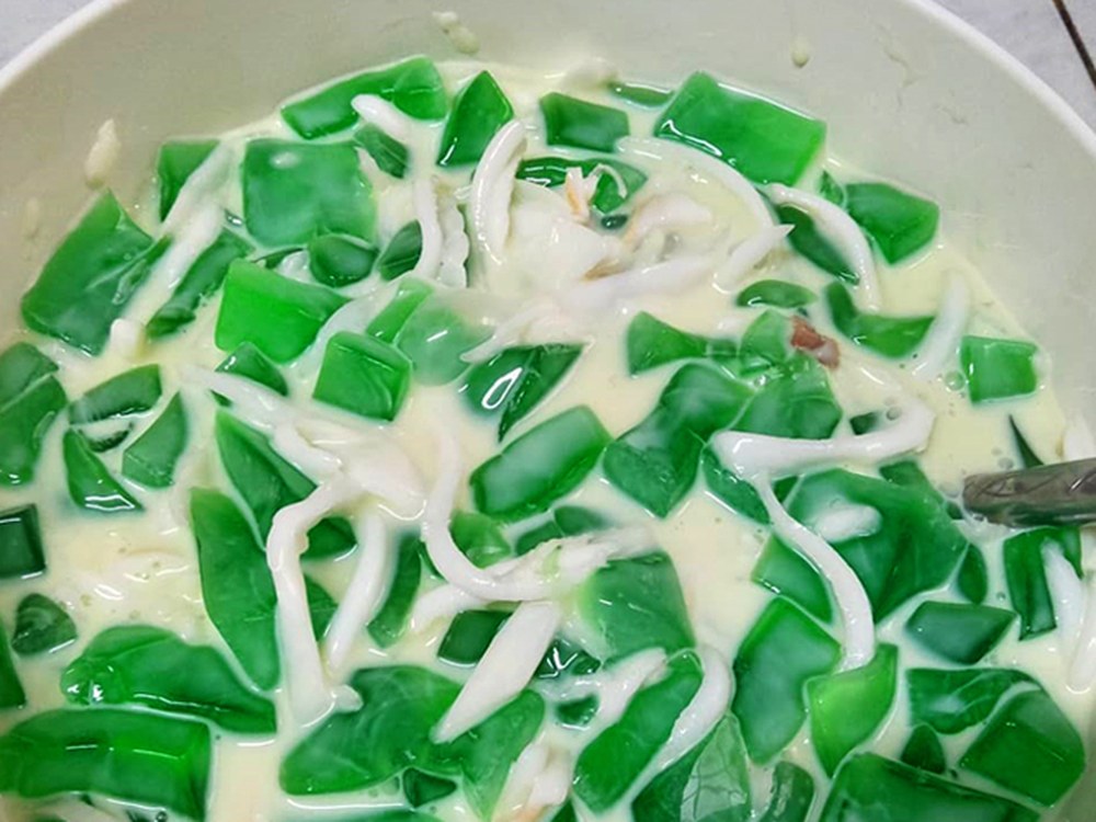 Buko Pandan mit grünem Pandan-Gelee und Kokosstreifen