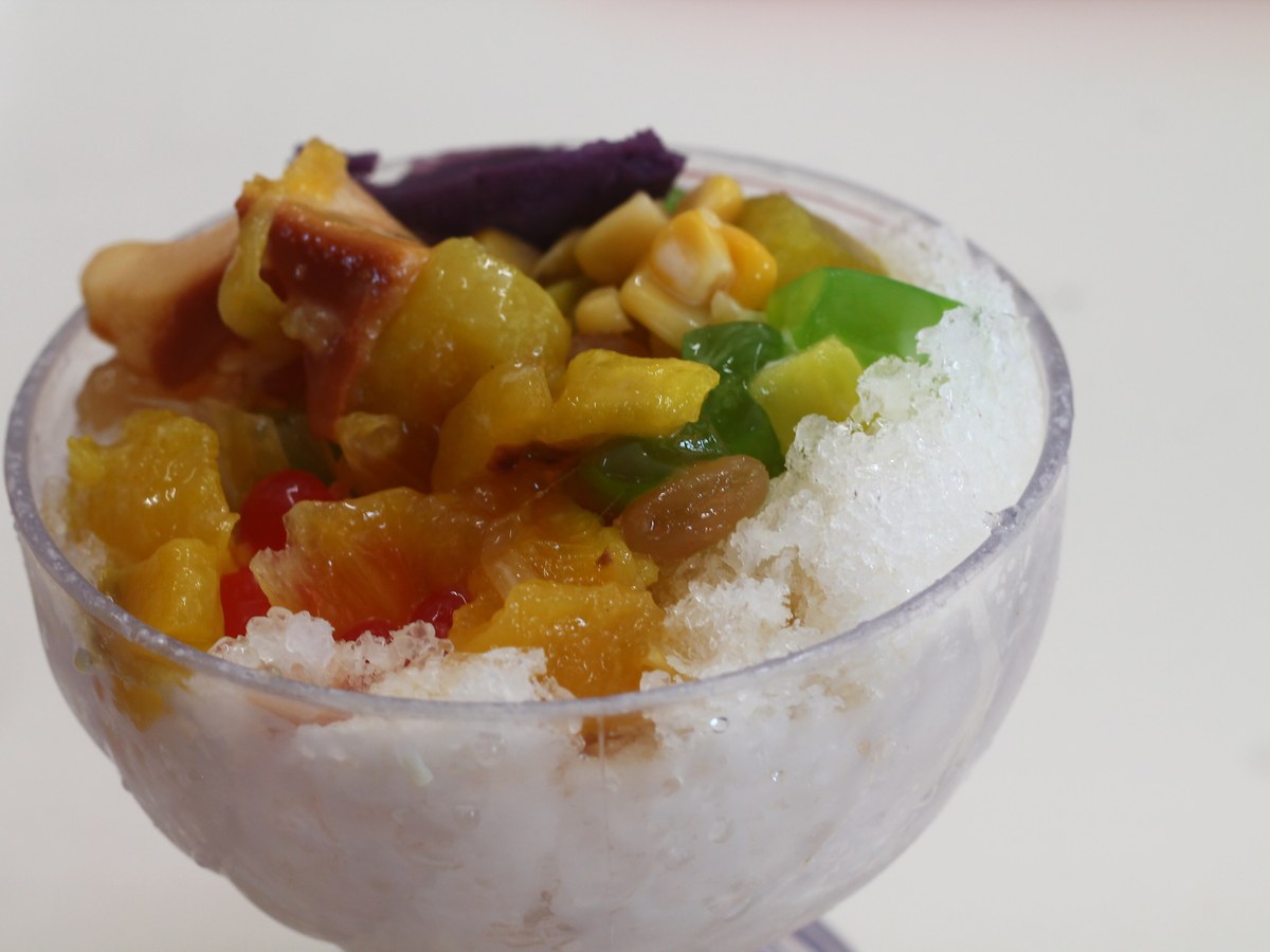 Philippinisches Halo-Halo mit Eis, Früchten, Gelee und süßen Einlagen