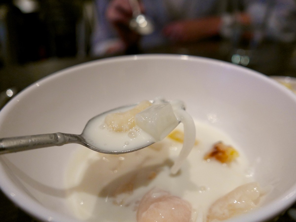 Kaltes Dessert mit Litschi, Mango, Kokosstreifen, Nata de Coco und Jackfruit