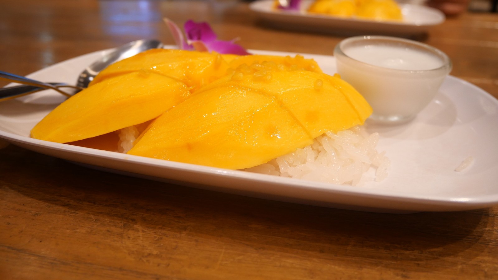 Mango Sticky Rice mit reifer Mango, Klebreis und Kokosmilch