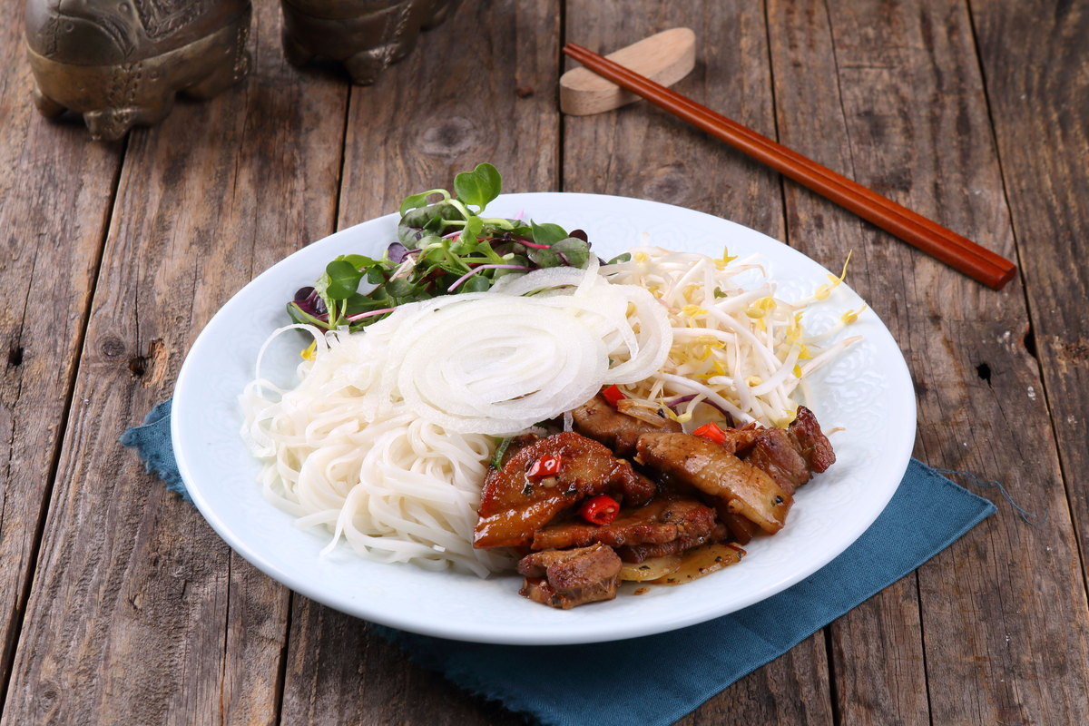 หมูย่างเวียดนามกับเส้นข้าวและสมุนไพรสด