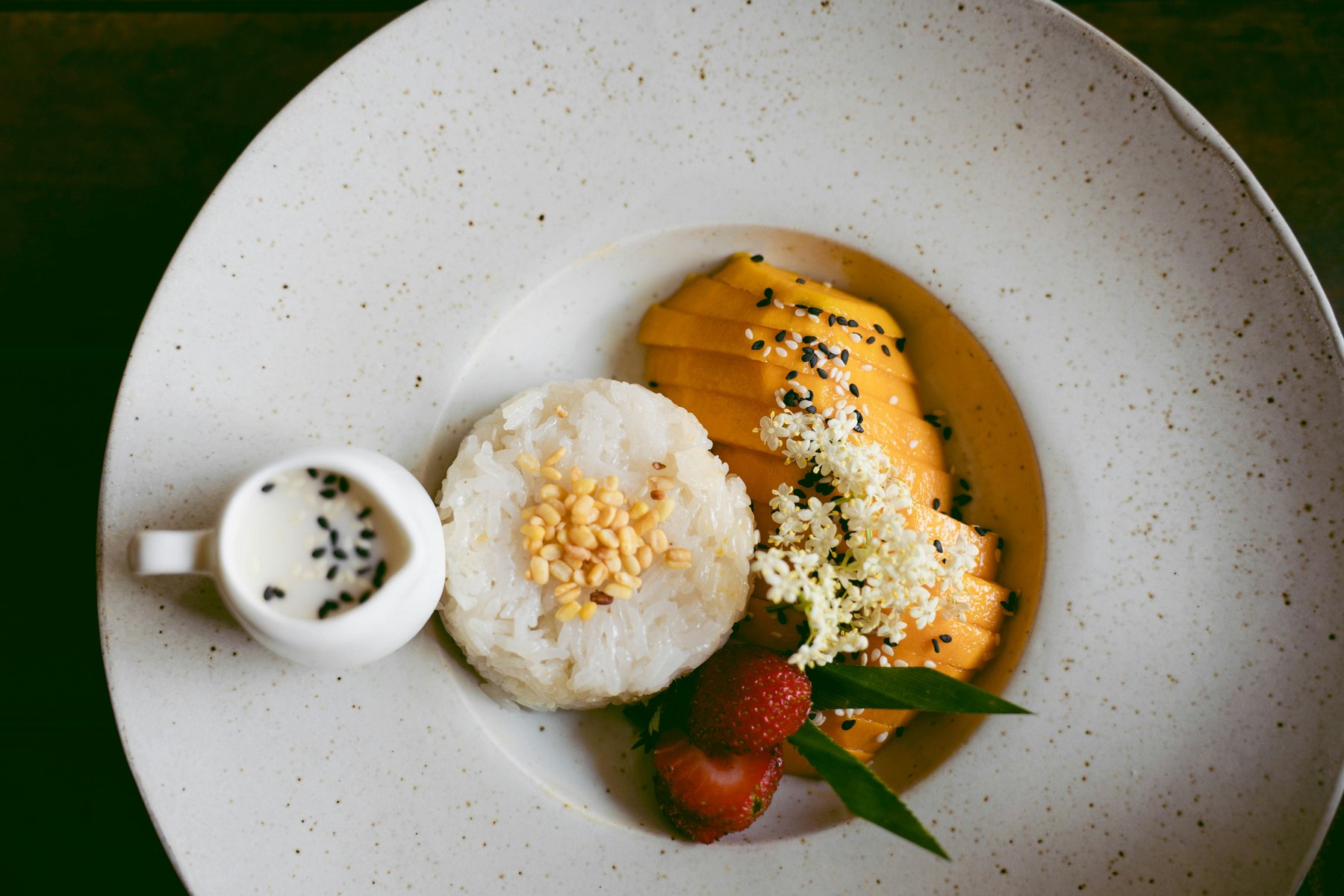 Mango sticky rice with ripe mango and glutinous rice on a white plate