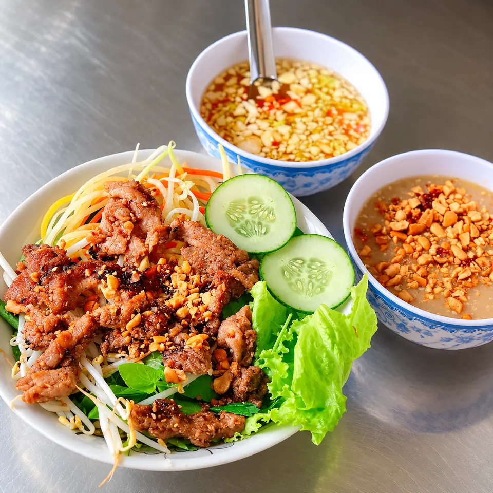 Vietnamesische Reisnudelschale mit Fleisch und Kräutern