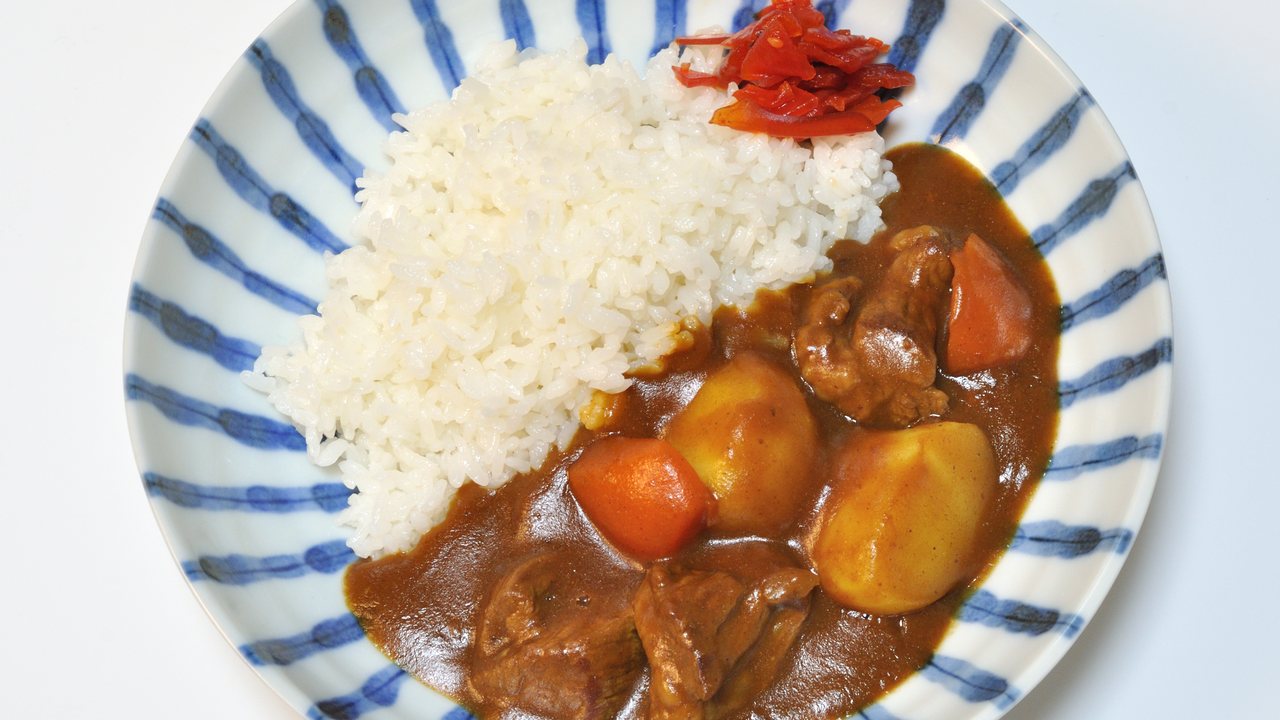 Japanisches Curry mit Reis, Kartoffeln und Karotten