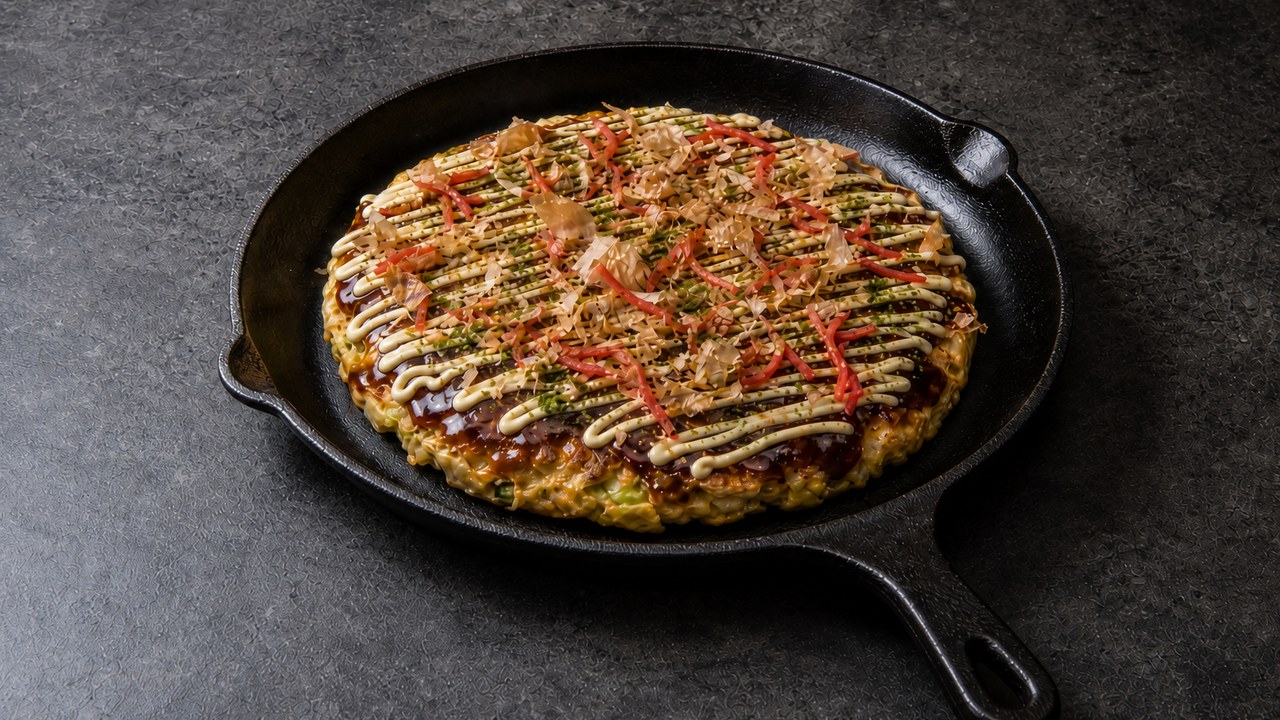 Okonomiyaki – japanischer Kohlpfannkuchen mit Toppings
