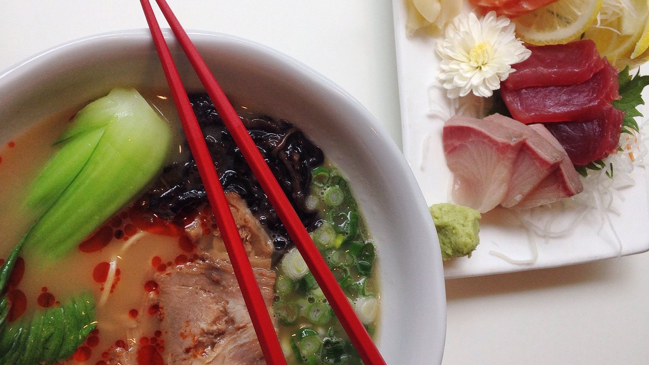 Ramen-Schüssel mit Gemüse, Ei und japanischen Nudeln