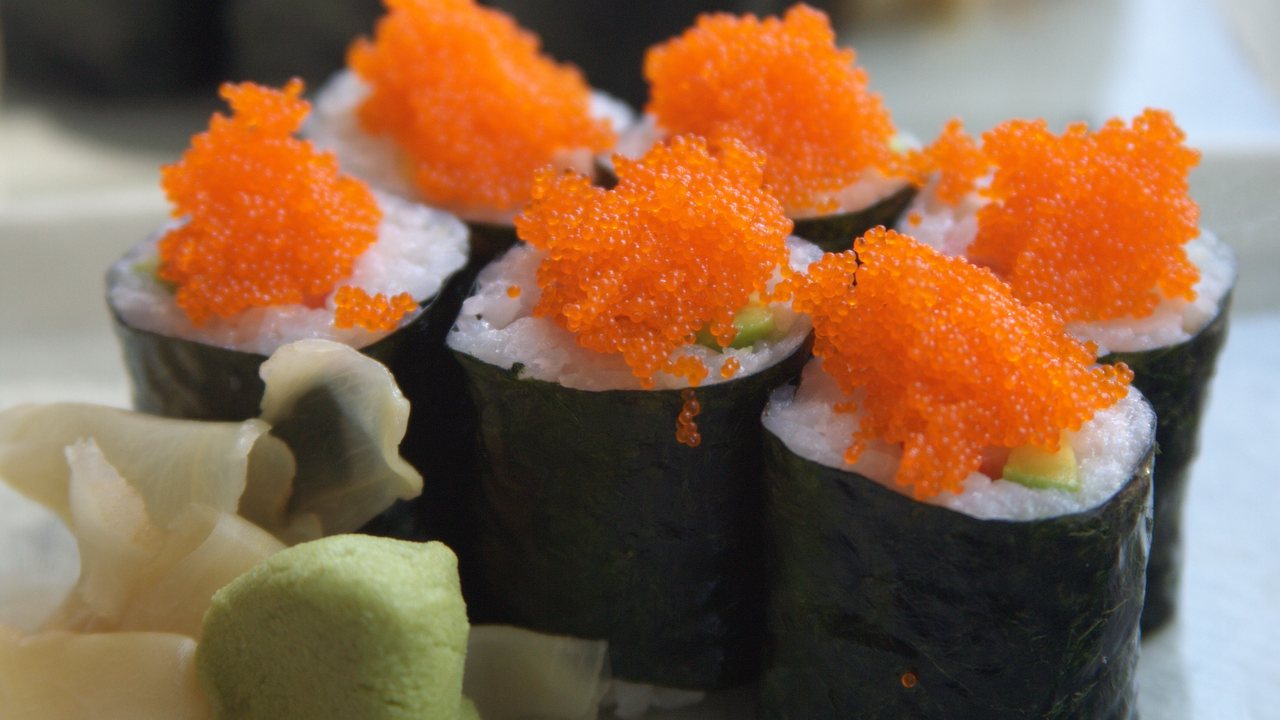 Maki-Sushi mit Nori, Reis und verschiedenen Füllungen