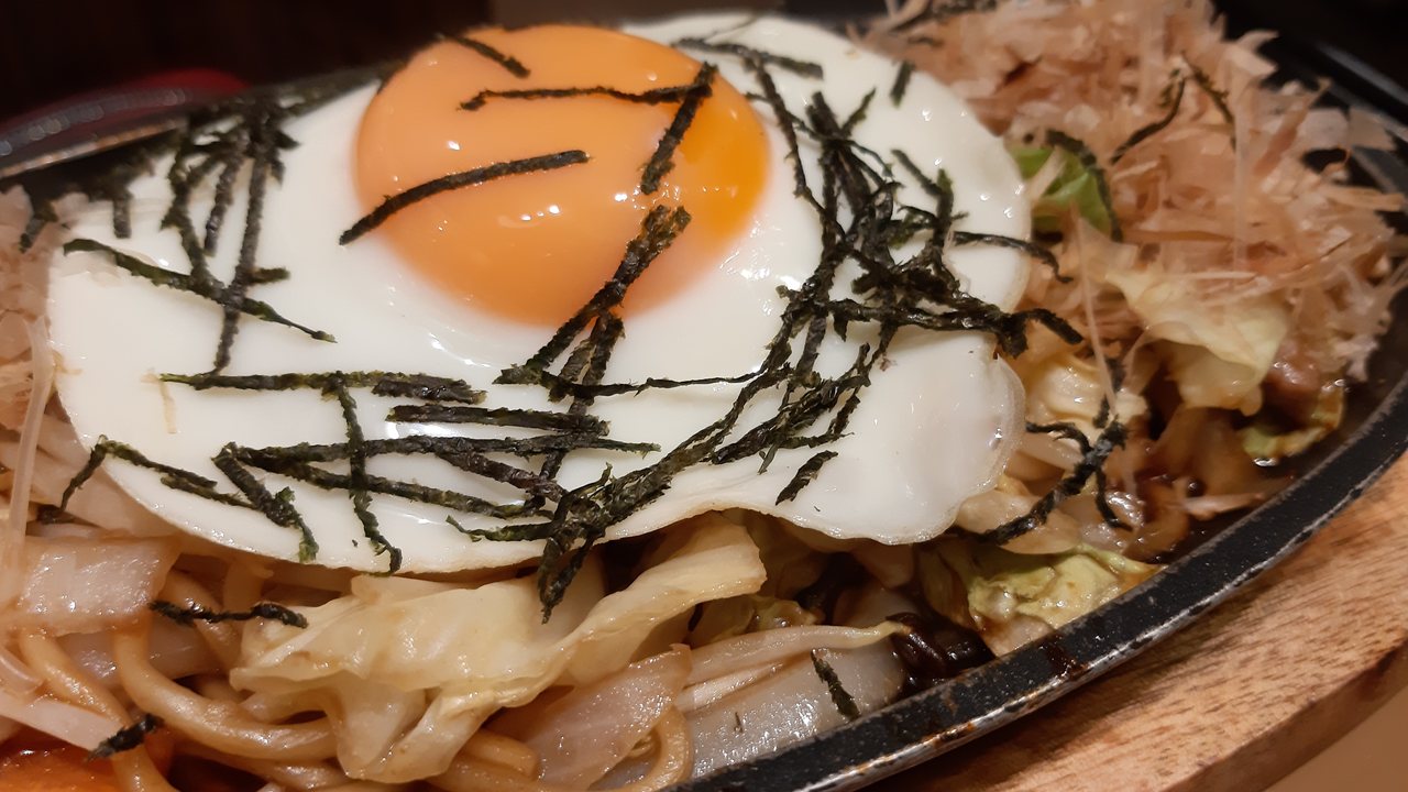 Japanische Yakisoba-Bratnudeln mit Gemüse und Ei