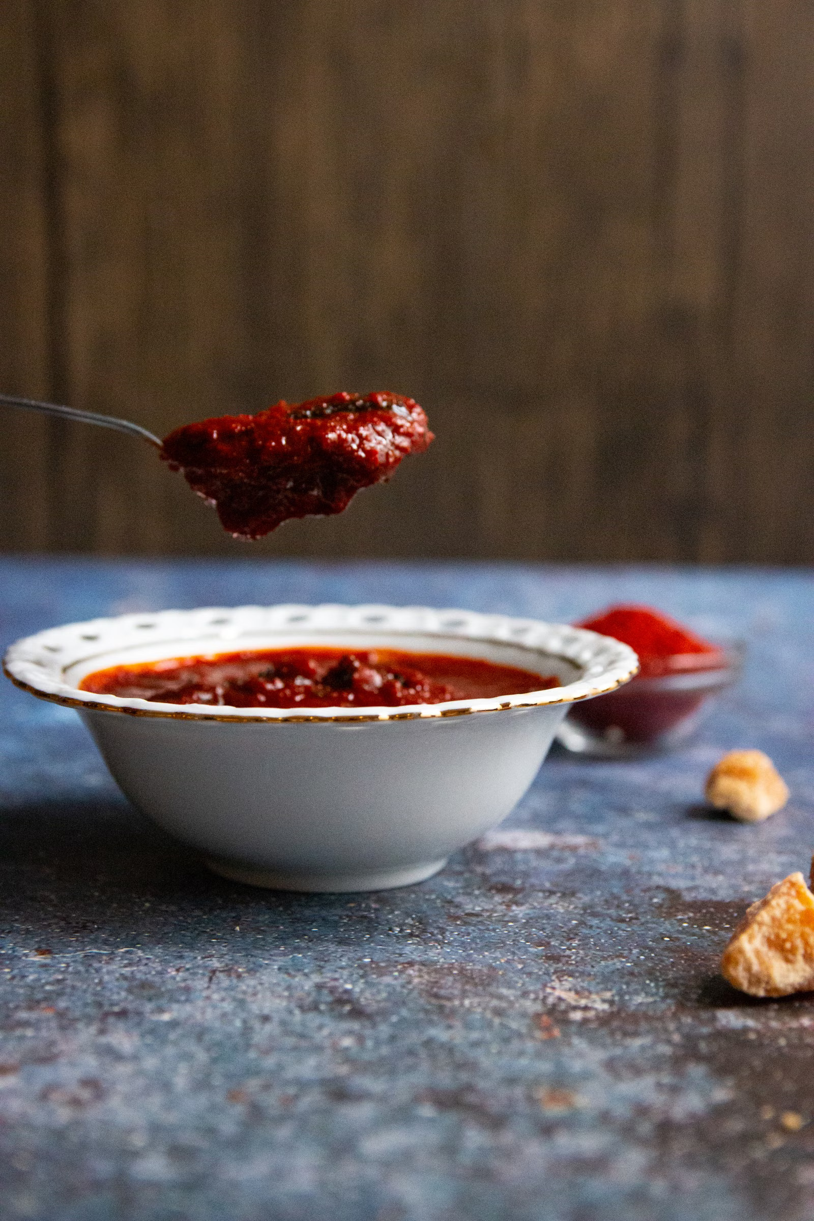 Rote Chilisauce in einer kleinen Schale mit Löffel