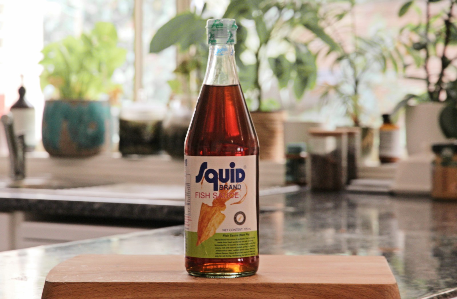Neutrale Flasche mit asiatischer Würzsauce auf einer Küchenfläche