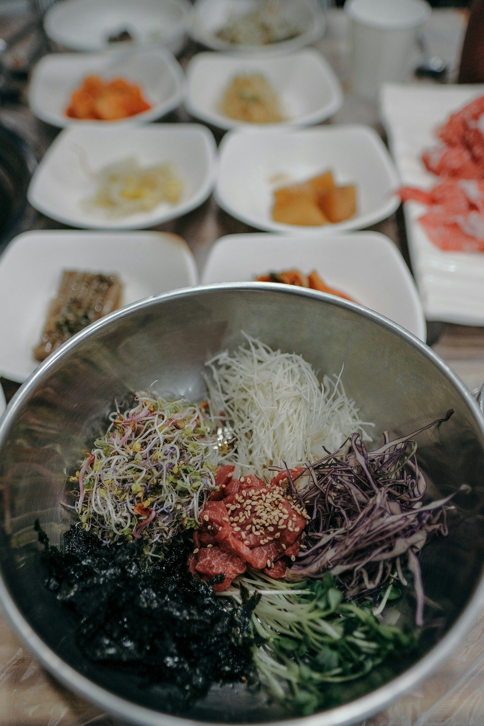 Koreanische Bibimbap-Schüssel mit roter Gochujang-Paste als Würzsauce