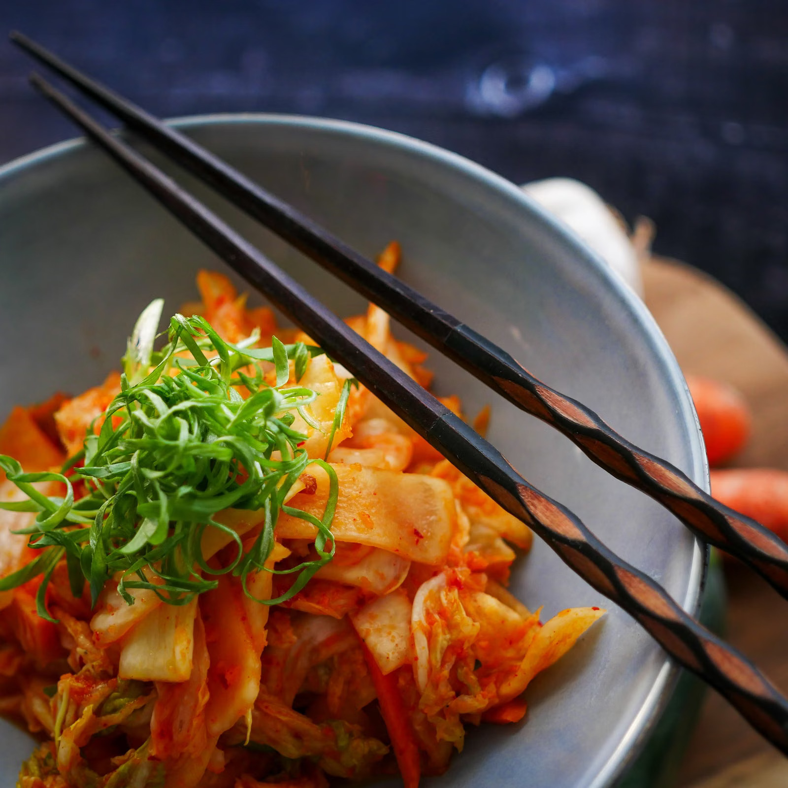Kimchi in einer Schale mit Holzstäbchen