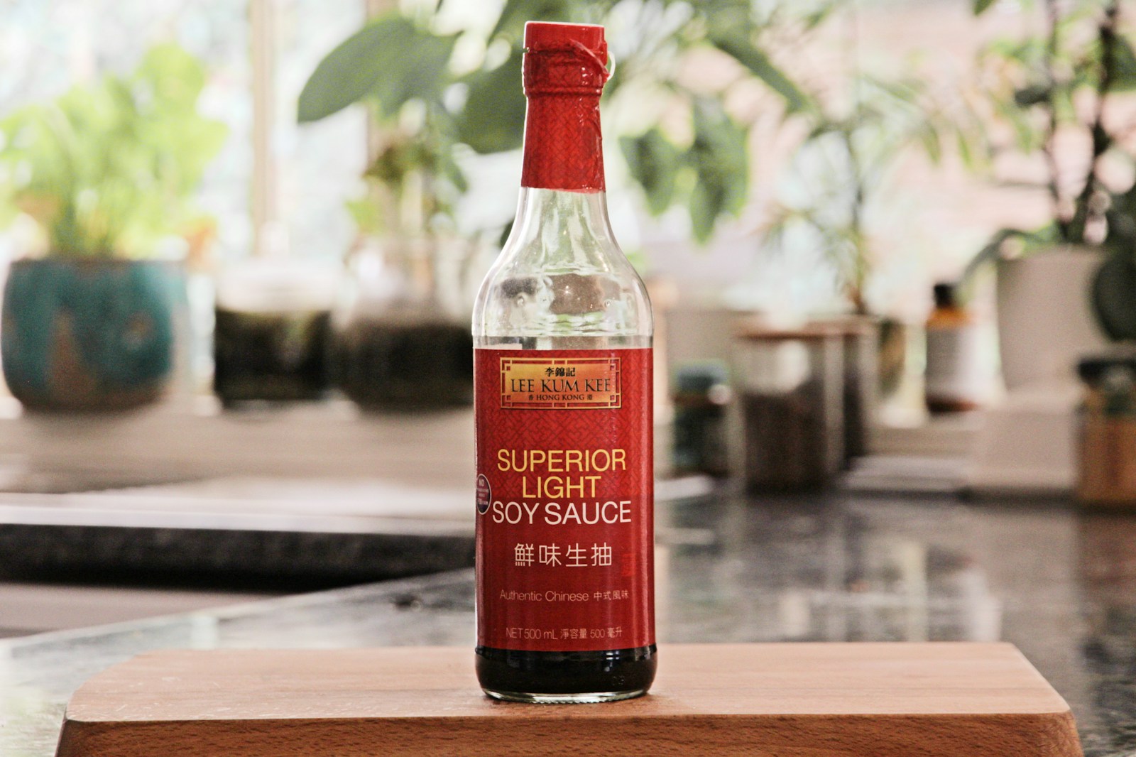 Neutrale Flasche mit Sojasauce ohne sichtbare Markenwerbung