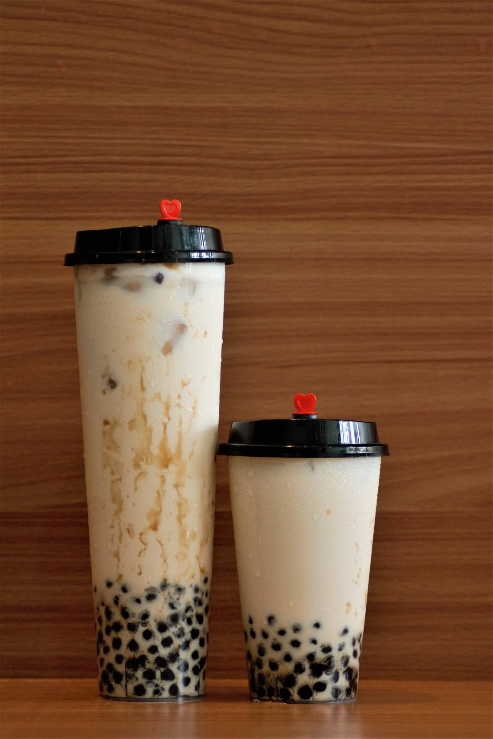 Zwei Bubble-Tea-Becher mit schwarzen Tapiokaperlen