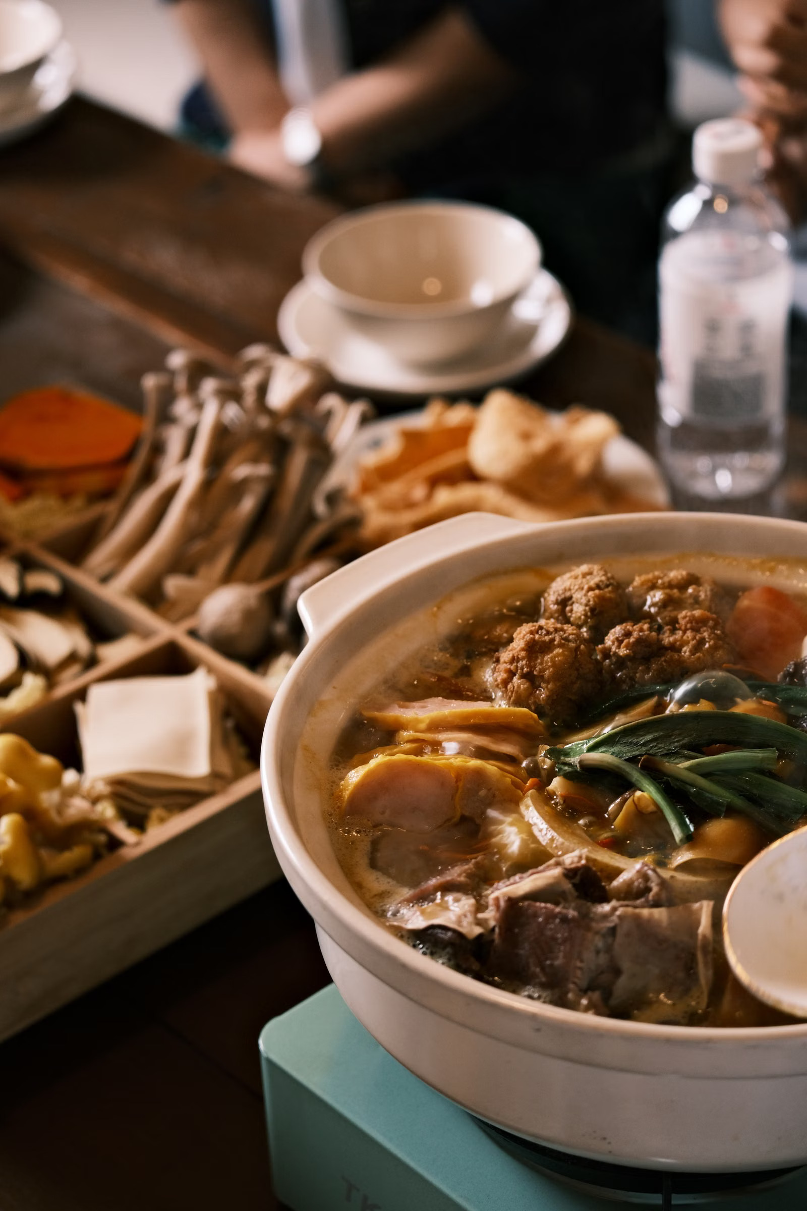 Asiatischer Hotpot mit verschiedenen Zutaten auf dem Tisch