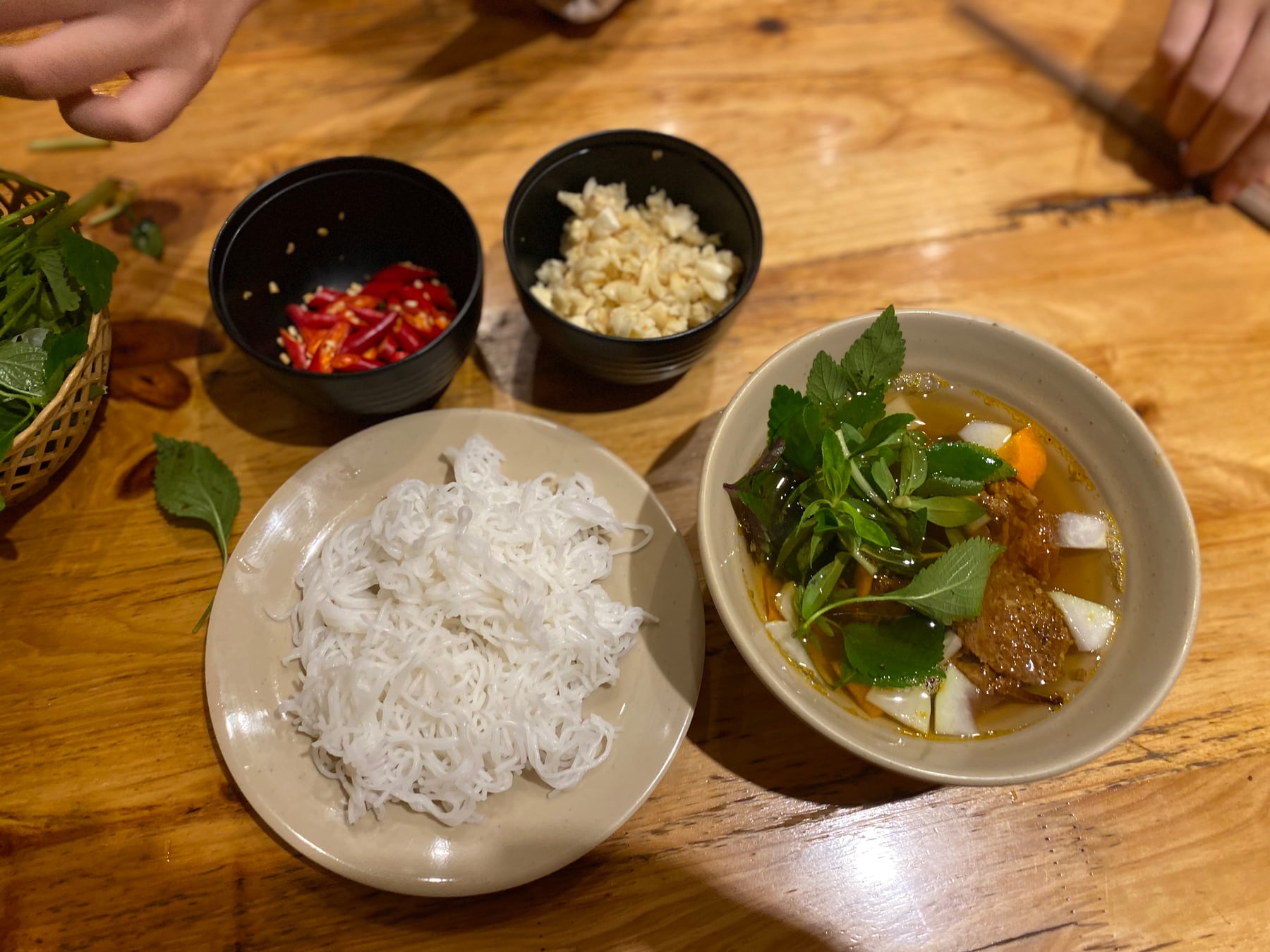 Bún chả Hà Nội với chả heo nướng, bún, rau thơm và nước chấm.