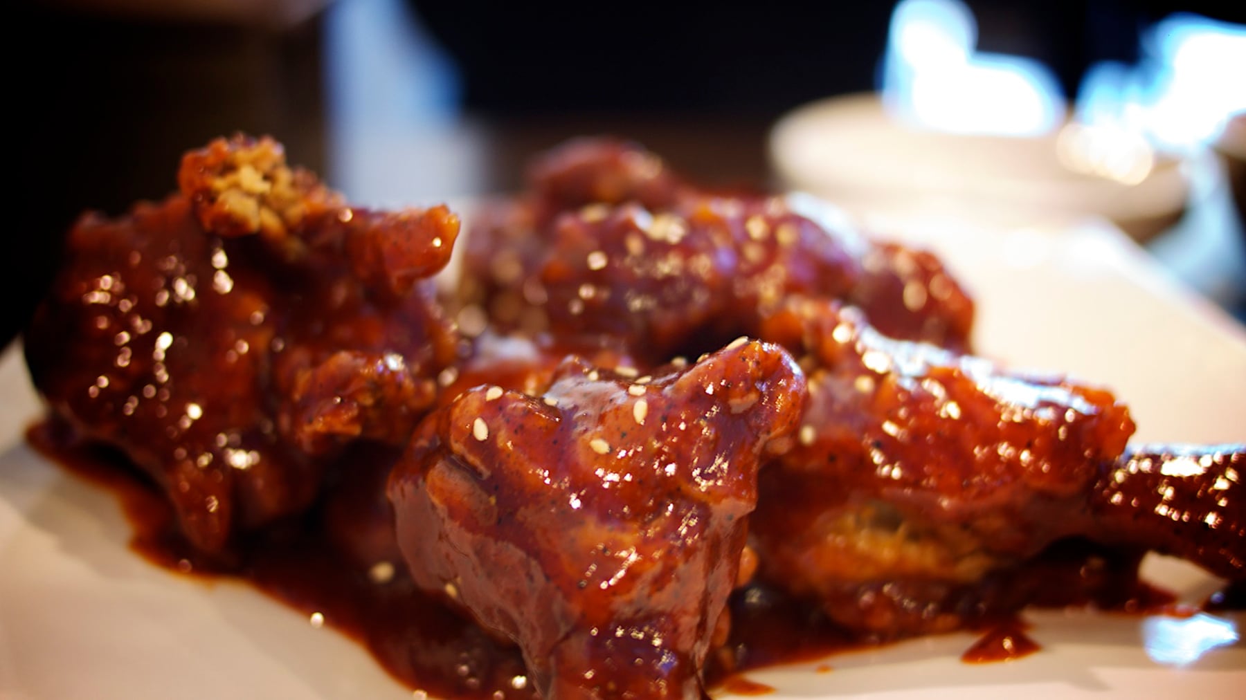 ไก่ทอดเกาหลีเงาสีแดงเคลือบโคชูจังและงา