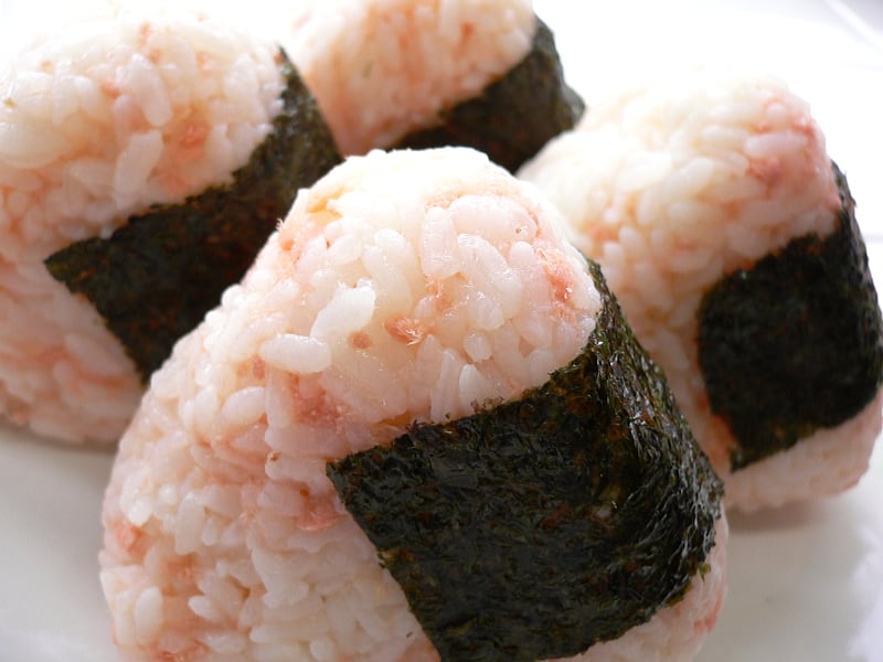 โอนิกิริข้าวปั้นญี่ปุ่นทรงสามเหลี่ยมห่อ nori