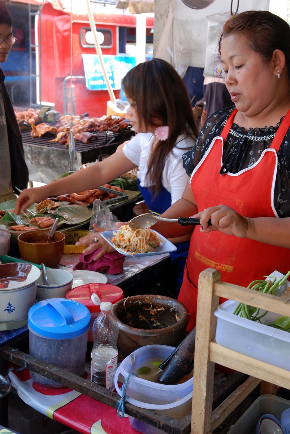 ส้มตำมะละกอดิบกับมะเขือเทศ ถั่วฝักยาว พริก และถั่วลิสงในครก