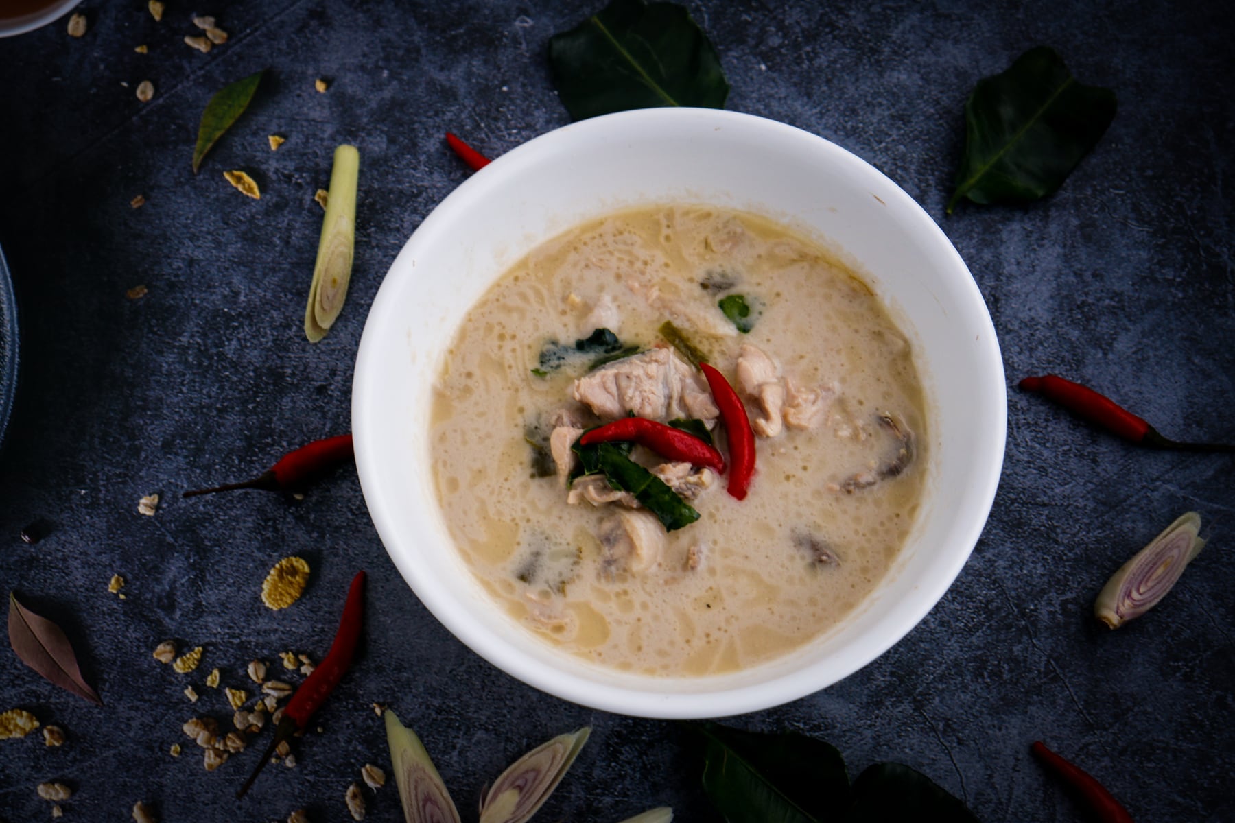 Tô Tom Kha Gai với nước cốt dừa, gà, nấm và thảo mộc Thái.