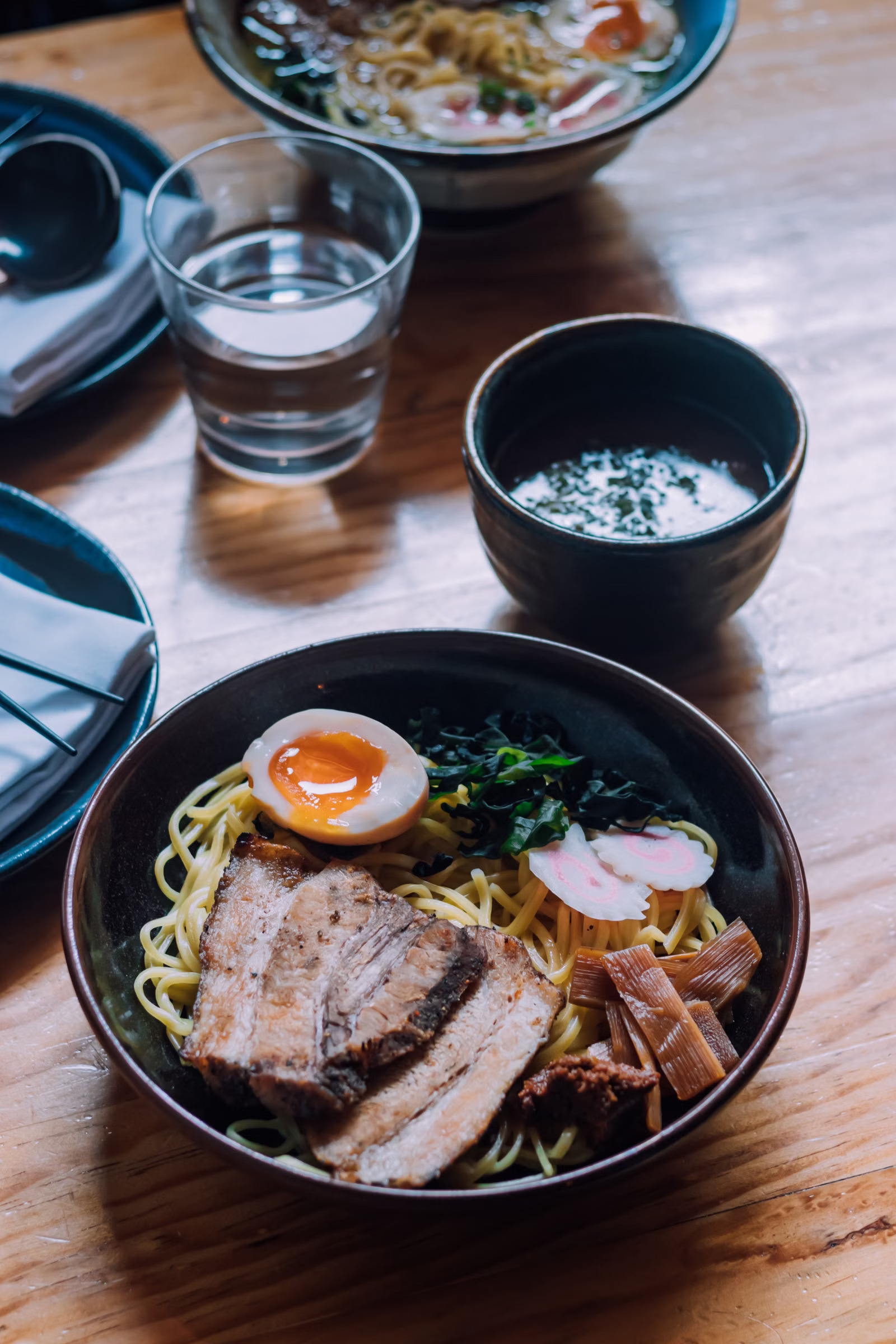 Ramen-Schale mit Ei, Gemüse und Toppings auf einem Tisch