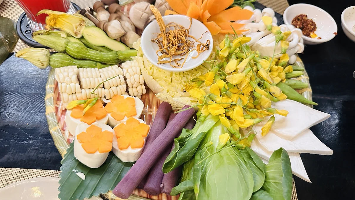 Bunte Platte mit Gemüse, Pilzen, Mais, Tofu und weiteren Zutaten für ein veganes asiatisches Essen